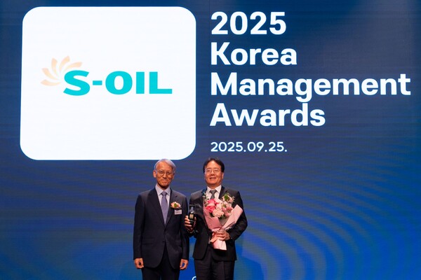 에쓰오일 이영호 영업전략부문장(오른쪽)과 산업정책연구원 김영기 원장이