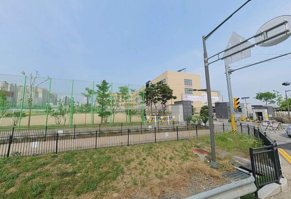 ㈜서한이 충청남도 아산시 모종샛들지구 내 A1블록에 공급하는 ‘아산모종 서한이다음 노블리스’에서 실거리 300m 지점에 위치한 신리초교. 김태현 기자