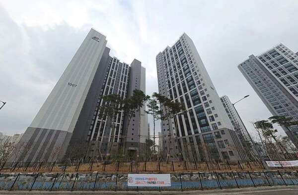 ‘아산모종 서한이다음 노블리스’와 도로 하나를 사이에 두고 연접한 '힐스테이트 모종 네오루체(2023년 8월 입주, 927가구). 김태현 기자