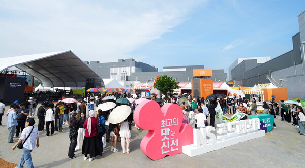 ﻿26일 국내 최대 식품문화축제 'NS푸드페스트 2025 in 익산'이 전북 익산 하림 퍼스트키친에서 막을 올린 가운데 많은 관람객들이 행사장을 찾아 시식체험 등을 하고 있다. NS홈쇼핑 제공