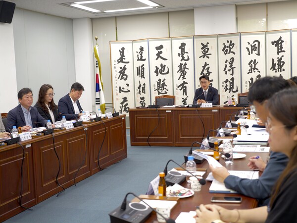 최민국 진주시의원이 경상국립대 가좌캠퍼스 인근 원룸 월세 상승 문제 간담회를 주재하고 있다. 진주시의회 제공