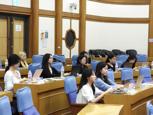 대학생 서포터즈 활동 사진 (포럼 현장 취재 및 기록 활동 모습)[인터넷신문윤리위원회]