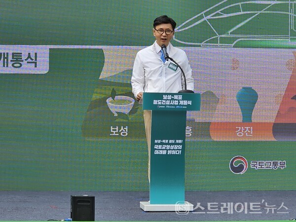 김철우 군수가 26일 신보성역에서 열린 '보성~목포 철도건설사업 개통식'에서 "이 역사적인 자리에서 환영사를 하게 되어 매우 영광스럽다"며 개통식에 참석한 내외 귀빈들에게 환영의 뜻을 밝히며,  특히 김영록 지사의 헌신적인 노력에 감사를 표했다. 문미선 기자