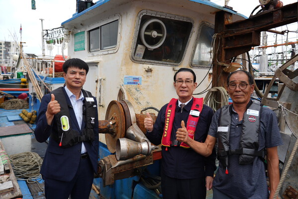 (왼쪽부터) 김경필 제주시수협 조합장, 노동진 수협중앙회장, 문희윤 남일호 선장.