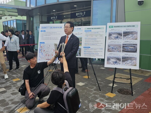 김영록 지사가 26일 신보성역에서 열린 '보성~목포 철도건설사업 개통식'에서 철도 개통의 역사적 의미와 남해안 발전 비전을 설명하고 있다. 문미선 기자