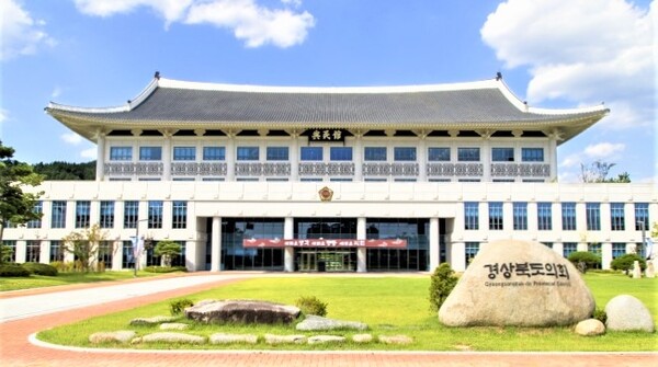 경상북도의회 도의원들과 의회사무처 직원들은 추석 명절을 맞아 각 지역 사회복지시설·자선기관을 방문해 근무자들을 격려하고 위문품을 전달하는 활동을 이어가고 있다.(사진=스트레이트뉴스)