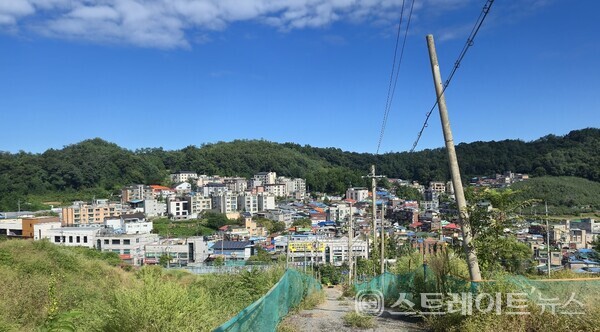중흥토건이 구리시 교문동 딸기원2 재개발지구에 공급하는 ‘중흥S-클래스 힐더포레’에서 바라본 딸기원1 재개발지구. ⓒ스트레이트뉴스