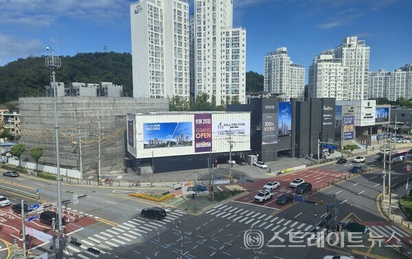 청약홈은 29일부터 청약을 받는다.(사진 김태현 기자)구리시 교문동 딸기원2 재개발지구에서 중흥토건이 분양 중인 ‘중흥S-클래스 힐더포레’ 견본주택. ⓒ스트레이트뉴스