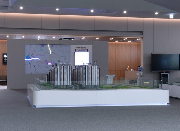 ㈜금성백조주택이 경기도 안성시 옥산동 659번지(아양지구 B-2블록) 일원에 공급하는 ‘안성 아양지구 금성백조 예미지’의 견본주택 내 단지모형. 청약홈은 29일 특별공급을 시작으로 이 단지 청약 일정을 시작한다. 김태현 기자