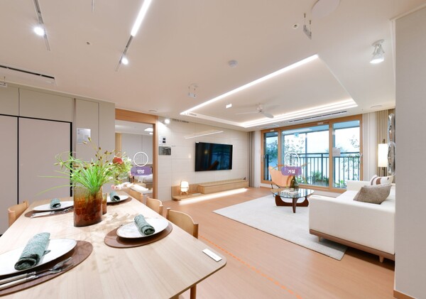 ㈜금성백조주택이 경기도 안성시 옥산동 659번지(아양지구 B-2블록) 일원에 공급하는 ‘안성 아양지구 금성백조 예미지’의 거실