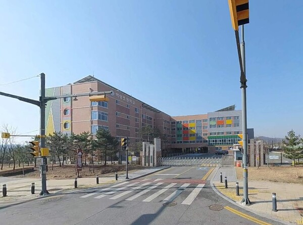 ‘안성 아양지구 금성백조 예미지’ 도보 통학권에 위치한 백성초. 김태현 기자