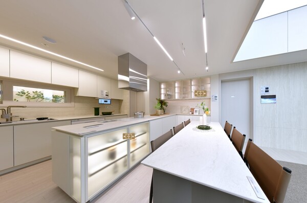 ㈜금성백조주택이 경기도 안성시 옥산동 659번지(아양지구 B-2블록) 일원에 공급하는 ‘안성 아양지구 금성백조 예미지’의 다이닝룸