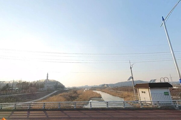 안성 아양지구 금성백조 예미지’ 인근 옥산대교에서 바라본 안성천 수변. 김태현 기자