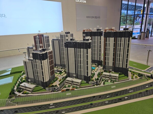 동일토건이 충남 아산시 탕정면 갈산리 183-1번지(아산탕정지구 도시개발사업 A1블록) 일원에 공급하는 ‘아산탕정 동일하이빌 파크레인’ 견본주택 내 단지모형