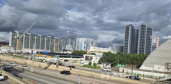 라온건설이 인천광역시 중구 신흥동 3가 7-79번지 일원에 공급하는 ‘숭의역 라온프라이빗 스카이브’ 건설현장. 오른쪽 단지는 현대건설의 '힐스테이트 숭의역'이다. 라온의 이 단지는29일 특별공급을 시작으로 본격적인 청약에 들어가나, 현지 분양 전망은 긍정적이지 않다.(사진 이준혁 기자)