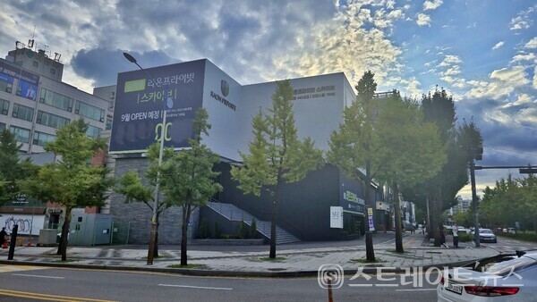 라온건설이 인천시 중구 신흥동에서 공급하는 ‘숭의역 라온프라이빗 스카이브’ 모델하우스는 인천시정 앞에 자리한다. 라온의 이 단지는29일 특별공급을 시작으로 본격적인 청약에 들어가나, 현지 분양 전망은 긍정적이지 않다.(사진 이준혁 기자)