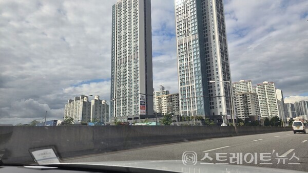 라온건설의 ‘숭의역 라온프라이빗 스카이브’ 인근에서 오피스텔을 선착순 분양 중인 현대건설의 '힐스테이트 하버하우스' (사진 이준혁 기자)