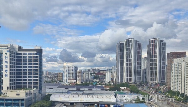 라온건설의 ‘숭의역 라온프라이빗 스카이브’에 앞서 조합원 포기분을 분양했으나, 미달사태를 빚은 인하대병원 인근 숭의역 초역세권의 '힐스테이트 숭의역' 입주 아파트. (사진 이준혁 기자)