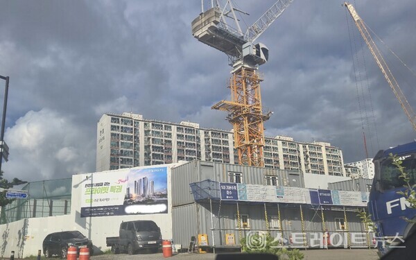 라온건설이 인천광역시 중구 신흥동 3가 7-79번지 일원에 공급하는 ‘숭의역 라온프라이빗 스카이브’ 건설현장.  라온의 이 단지는 29일 특별공급을 시작으로 본격적인 청약에 들어가나, 현지 분양 전망은 긍정적이지 않다.(사진 이준혁 기자)