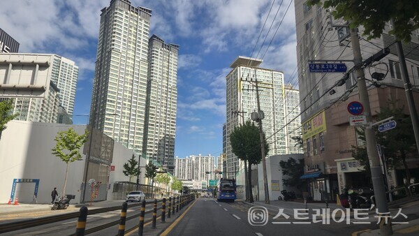 HDC현대산업개발이 서울특별시 중랑구 망우동 506-1번지 상봉재정비촉진지구 9-1구역 일원에 공급하는 ‘상봉 센트럴 아이파크’ 건설현장. 왼쪽 사업장은 지난해 12월 중소형이 인기몰이한 '더샵퍼스트월드'. 중앙은 망우역이다. 청약홈은 29일 이 단지 특별공급을 접수한다. 김태현 기자