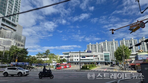 ​HDC현대산업개발의 ‘상봉 센트럴 아이파크’는 망우역 초역세권으로, 망우역 일대는 대규모 복합역세권개발이 추진 중이다. 청약홈은 29일 이 단지 특별공급을 접수한다. 김태현 기자