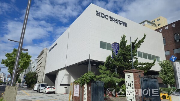 ​HDC현대산업개발이 서울특별시 중랑구 망우동 506-1번지 상봉재정비촉진지구 9-1구역 일원에 공급하는 ‘상봉 센트럴 아이파크’의 모델하우스. 청약홈은 29일 이 단지 특별공급을 접수한다. 김태현 기자