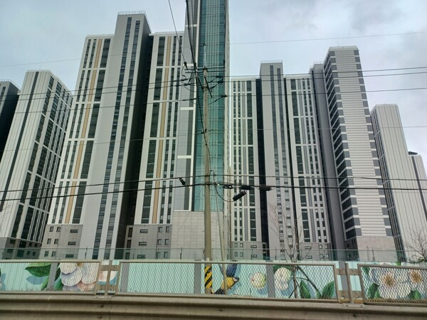 막바지 공사가 한창인 서울의 한 아파트 단지. 김태현 기자