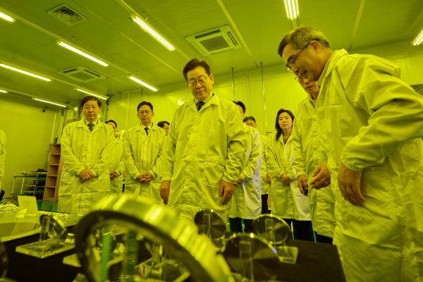 대미 관세 여파로 수출기업들의 전망이 급격히 나빠지면서 제조업을 중심으로 경기 위축 우려가 커지고 있다. 사진은 이재명 대통령이 지난 3일 경기 안산시 새솔다이아몬드공업에서 제품 공정을 살펴보고 있는 모습. 대통령실 제공