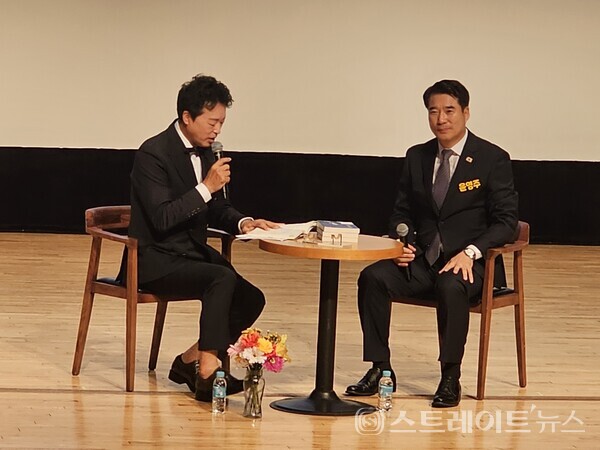 윤영주 박사(오른쪽)와 문재홍 아나운서가 27일 오후 3시 보성문화예술회관에서 열린 ‘참 지방자치 행정론’ 출판 기념 토크콘서트를 하고 있다. 문미선 기자