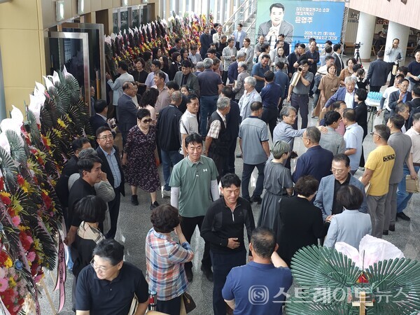 27일 오후 3시 보성문화예술회관에서 열린 윤영주 박사의 ‘참 지방자치 행정론’ 출판 기념 토크콘서트가 많은 사람들로 성황을 이뤘다. 문미선 기자