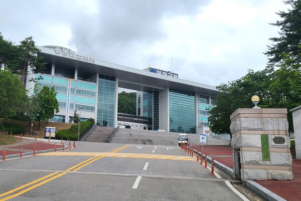 경북 봉화군은 지난 26일 경북도 주관 ‘2025 혁신 및 적극행정 우수사례 경진대회’서 적극행정 분야 장려상을 수상했다고 29일 밝혔다.(사진=스트레이트뉴스)