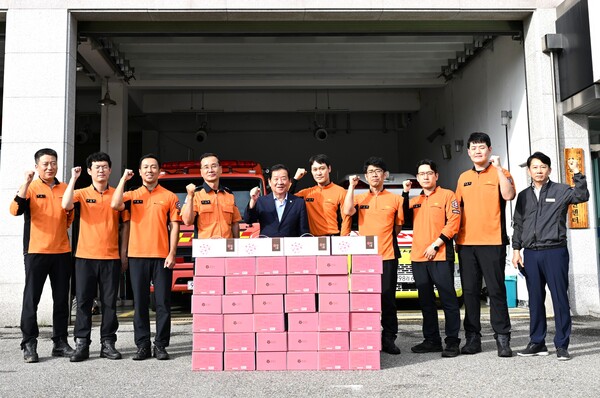 대구 군위군의회는 지난 25일 의흥119안전센터를 방문해 현장 대원들을 격려하고 위문품을 전달하며 감사의 마음을 전했다.(사진=군위군의회)