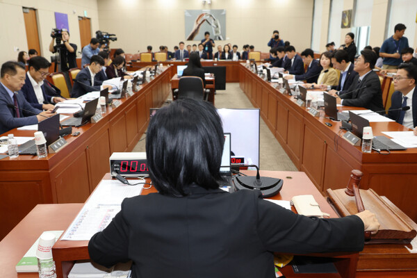 지난 11일 서울 여의도 국회에서 열린 과학기술정보방송통신위원회 전체회의에서 최민희 위원장이 의사봉을 두드리고 있다. 연합뉴스