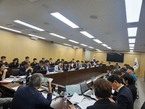 사천시가 29일 국가정보자원관리원 화재 사태에 대응하기 위해 긴급 대책회의를 열고 있다. 사천시 제공