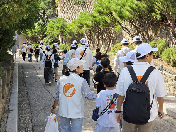 지난 23일 교촌에프앤비 ‘바르고 봉사단’이 서울 어린이대공원에서 금호초등학교 특수학급 학생들과 즐거운 체험 활동을 진행하고 있다. 교촌에프앤비 제공