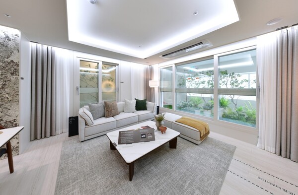 HDC현대산업개발이 서울특별시 중랑구 망우동 506-1번지 상봉재정비촉진지구 9-1구역(구. 이마트 상봉점 부지) 일원에 공급하는 ‘상봉 센트럴 아이파크’의 거실.