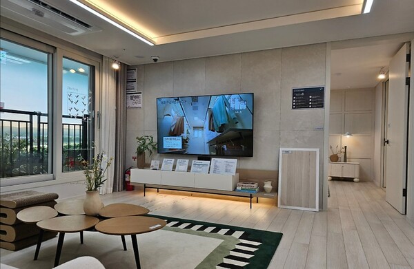 현대건설이 부산광역시 부산진구 가야동 197번지 일원에 공급하는 ‘힐스테이트 가야 1·2단지’의 거실. 블로거 엄청난이야기 제공