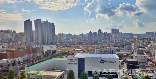 두산건설과 BS한양이 인천 부평구 부개주택재개발구역에서 분양 중인 '두산위브앤수자인 부평 더퍼스트'의 건설현장(상단)과 견본주택(하단). 청약홈은 29일 실시한 이 단지 특별공급 결과, 282가구 모집에 428명이 지원, 평균 1.52 대 1의 경쟁률을 기록했다고 밝혔다. 김태현 기자