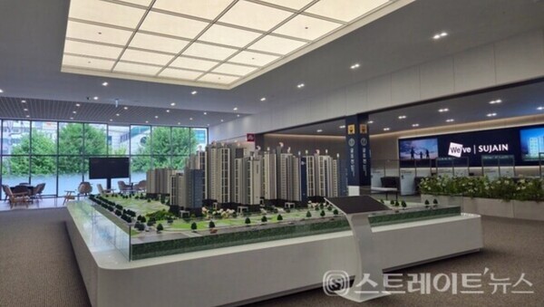 두산건설과 BS한양이 인천 부평구 부개주택재개발구역에서 분양 중인 '두산위브앤수자인 부평 더퍼스트'의 견본주택 내 단지모형. 청약시장 큰손인 30~40대가 선호 주택형인 59㎡형을 '찜'하는 분위기다. 청약홈은 29일 실시한 이 단지 특별공급 결과, 282가구 모집에 428명이 지원, 평균 1.52 대 1의 경쟁률을 기록했다고 밝혔다. 김태현 기자