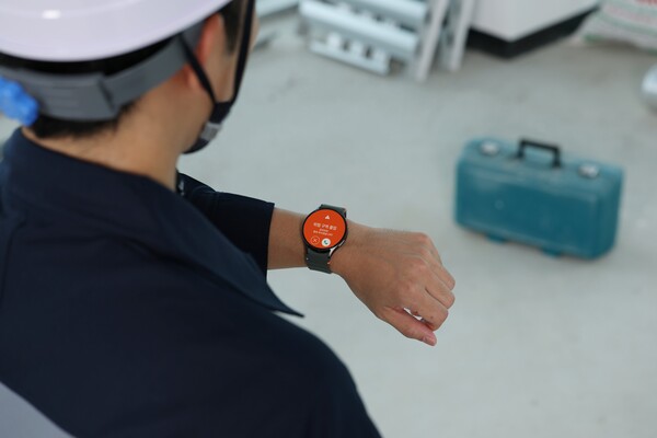 삼성전자 '스마트싱스 프로 안전 관리 솔루션'이 적용된 '갤럭시 워치'의 알림을 확인하는 모습. 삼성전자 제공