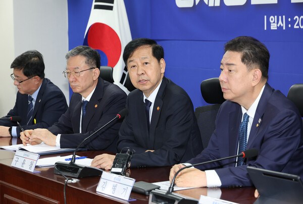 30일 서울 여의도 국회 의원회관에서 열린 경제형벌 민사책임 합리화TF 당정협의에서 구윤철 부총리 겸 기획재정부 장관이 발언하고 있다. 연합뉴스. 