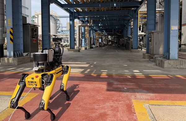 한국서부발전은 30일 충남 태안발전본부에서 ‘지능형 자율점검 사족보행 로봇도입을 위한 착수 회의’를 진행했다. 사진은 사족보행 로봇 시연장면. 한국서부발전 제공 