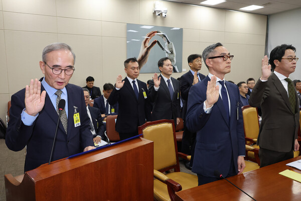 지난 24일 국회 과방위에서 열린 통신·금융 대규모 해킹사고에 대한 청문회에서 김영섭(왼쪽) KT 대표 등 증인들이 선서하고 있다. 연합뉴스