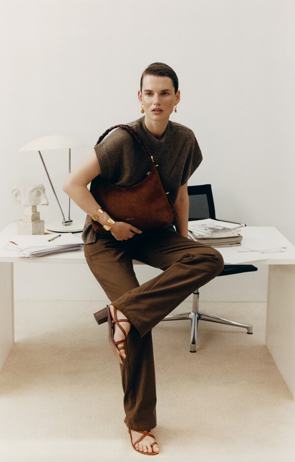 LF의 프렌치 컨템포러리 브랜드 바네사브루노가 고급 소재와 깊은 색감을 담은 25FW 가을 컬렉션을 공개했다. LF 제공