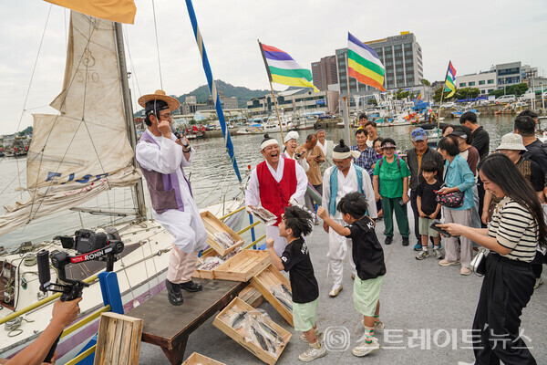 방문객들이 목포항구축제에서 재현된 '해상어시장'에서 마당극을 관람하고, 신선한 가을 수산물을 현장 경매를 통해 저렴하게 낙찰받는 등 생동감 넘치는 항구 문화를 체험하고 있다. 목포시