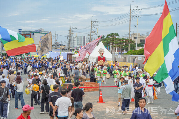 2025 목포항구축제  현장에서 시민과 관광객들이 가을철 대표 수산물을 현장 경매로 낙찰받거나, 맨손 대하 잡기, 낚시대회 등 다채로운 프로그램에 참여하며 즐거운 시간을 보내고 있다. 목포시