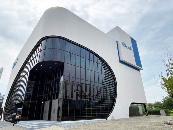 ㈜서한이 충청남도 아산시 모종샛들지구 내 A1블록에 공급하는 ‘아산모종 서한이다음 노블리스’의 견본주택. 청약홈은 29일 특별공급을 시작으로 이 단지 청약 일정을 개시한다. 김태현 기자