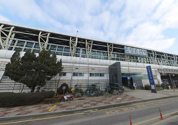 ㈜서한이 충청남도 아산시 모종샛들지구 내 A1블록에 공급하는 ‘아산모종 서한이다음 노블리스’에서 직선거리 2km 지점에 위치한 온양온천역. 김태현 기자