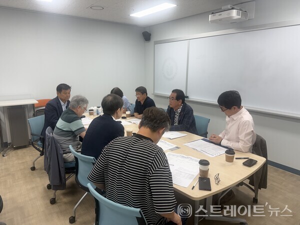 전남교육청 역사왜곡(의심) 도서 자문단 1차회의가 30일 순천만생태문화교육원에서 열리고 있다. 전남교육청