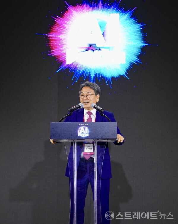 강기정 시장이 30일 서울 코엑스에서 열린 ‘AI 페스타(Festa) 2025’에서 축사를 통해 AX실증밸리 등 광주시 인공지능(AI) 정책 청사진을 밝히고 있다. 광주시